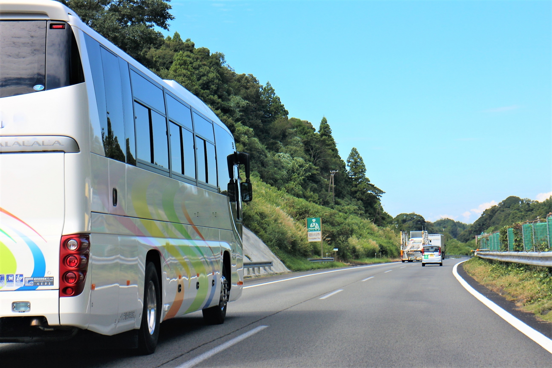 大型バスが高速道路を走る様子